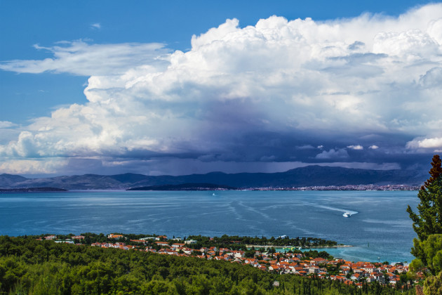 Najväčšie mesto ostrova Brač je Supetar plus výhľad na búrku nad Splitom