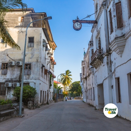 Biela pláž a tyrkysové more na Zanzibare