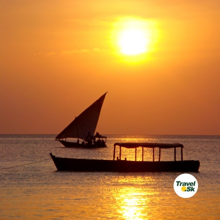 Západ slnka s loďkou dhow